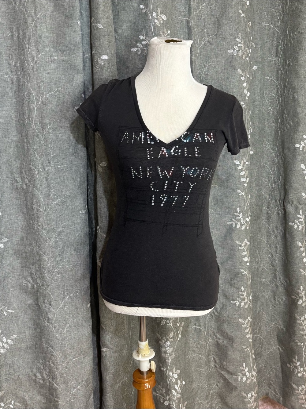 Y2K American Eagle Outfitters Black V-Neck Rhinestone Logo Tee